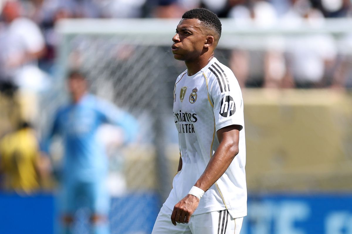 Reaksi Kylian Mbappe setelah Real Madrid tertinggal 0-3 pada tengah babak laga kontra PSG. Partai PSG vs Real Madrid merupakan laga semifinal kedua Piala Dunia Antarklub 2025, yang digelar Rabu (9/7/2025) malam waktu setempat (Kamis 02.00 WIB) di MetLife Stadium, New Jersey.