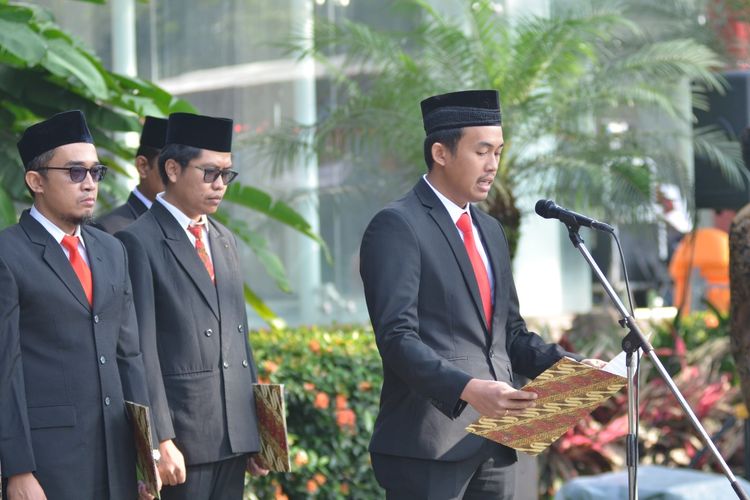 Tradisi guyub yang dipertahankan warga KBP tecermin dalam gelaran Upacara Kemerdekaan ke-77 Republik Indonesia (RI) yang diinisiasi oleh warga yang terhimpun dalam FKPT KBP. Pada gambar ini, warga turut berpartisipasi sebagai petugas upacara yang digelar di halaman Marketing Gallery KBP.