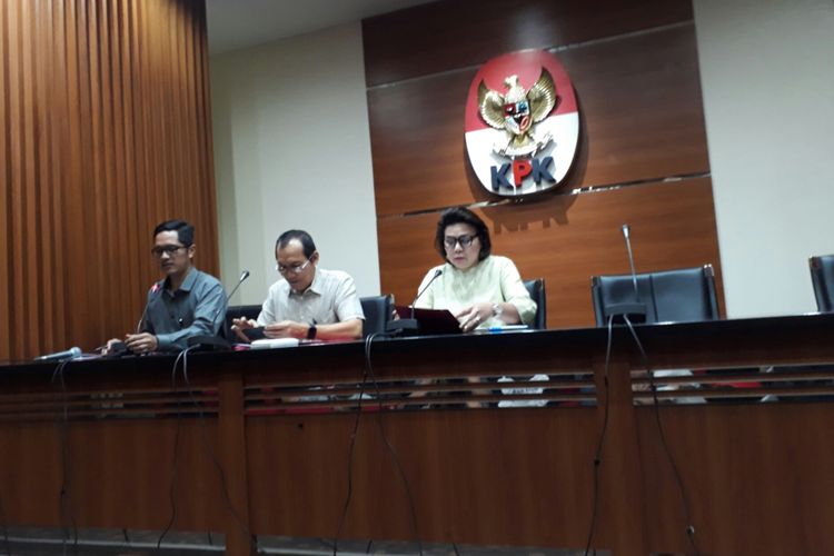 Wakil Ketua KPK Basaria Pandjaitan (paling kanan foto), Wakil Ketua KPK Saut Situmorang, dan Jubir KPK Febri Diansyah dalam jumpa pers di gedung KPK Kuningan, Jakarta. Sabtu (17/6/2017).