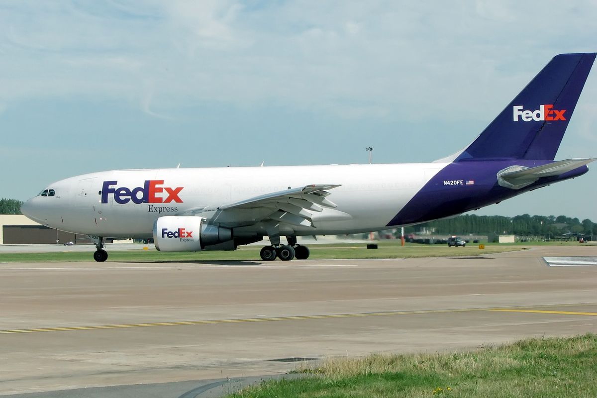 Ilustrasi logo FedEx di pesawat logistik