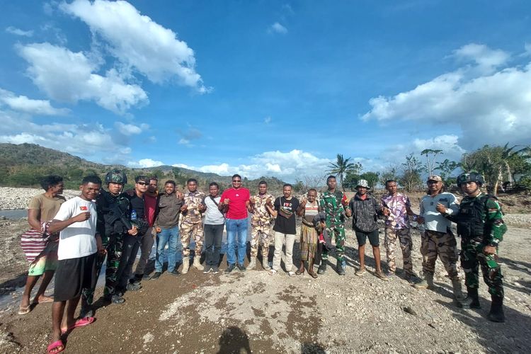 Pertemuan antara Pemerintah Desa Napan, tokoh adat, aparat TNI dengan otoritas Timor Leste, yang membahas penanda batas pengerjaan proyek bronjong dari Timor Leste yang masuk wilayah Indonesia, Minggu (20/8/2023) 