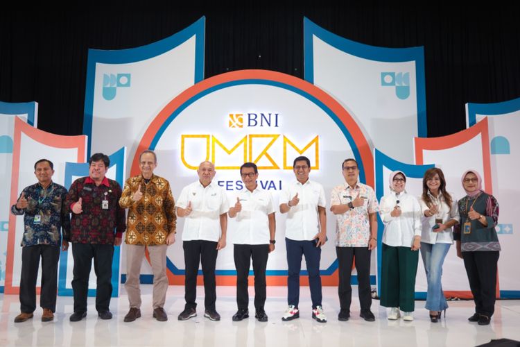 Menteri Koperasi dan Usaha Kecil Menengah (MenKopUKM), Teten Masduki dan jajaran Direksi Bank BNI.