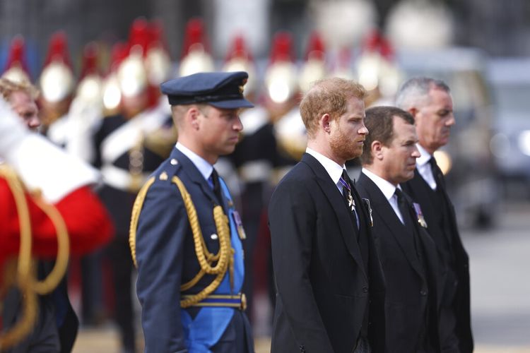 Dari kiri, Pangeran William, Pangeran Wales, Pangeran Harry, Duke of Sussex, dan Peter Phillips dari Inggris berjalan di belakang peti mati, selama prosesi Ratu Elizabeth II dari Istana Buckingham ke Westminster Hall di London, Rabu, 14 September 2022.