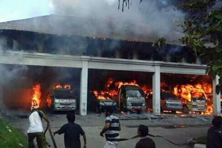 Bangunan milik Rumah Sakit Aloei Sanoe (RSAS) Kota Gorontalo tempat menyimpan ambulans hangus terbakar. 1 orang warga meninggal, 10 kendaraan dan sebuah motor hangus akibat musibah ini