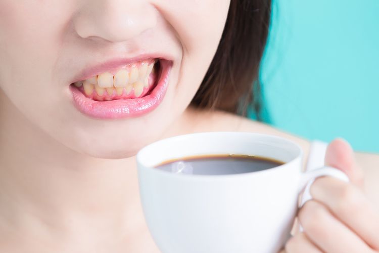 Cara mencegah gigi menguning karena minum kopi.