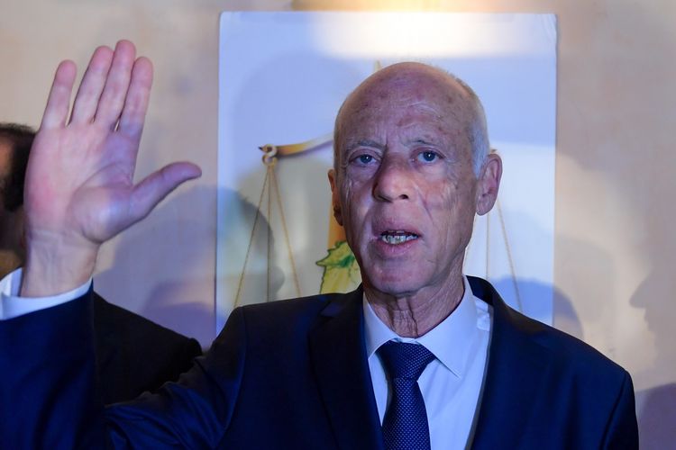 Akademisi konservatif Kais Saied menyapa para pendukungnya di tengah perayaan unggulnya dia di Exit Poll Pilpres Tunisia pada 13 Oktober 2019. Politisi berjuluk Robocop itu meraup di atas 70 persen dalam exit poll.