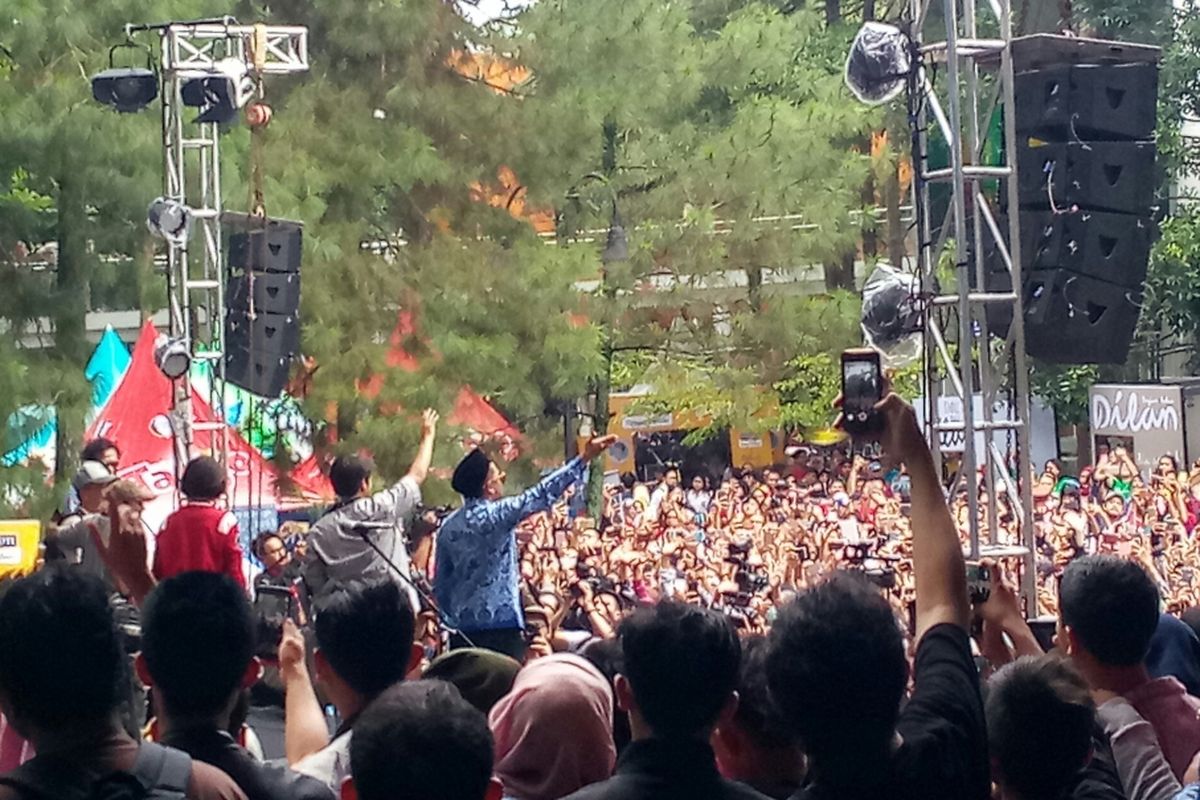 Tampak Iqbaal Ramadhan (Dilan) dan Vanesha Prescilla (Milea) menyapa para fans di Cihampelas Walk (Ciwalk) Kota Bandung, Jawa Barat. 