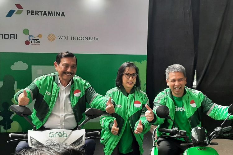 Menteri Koordinator Bidang Kemaritiman dan Investasi Luhut Binsar Pandjaitan bersama President of Grab Indonesia Ridzki Kramadibrata, Selasa (12/7/2022).