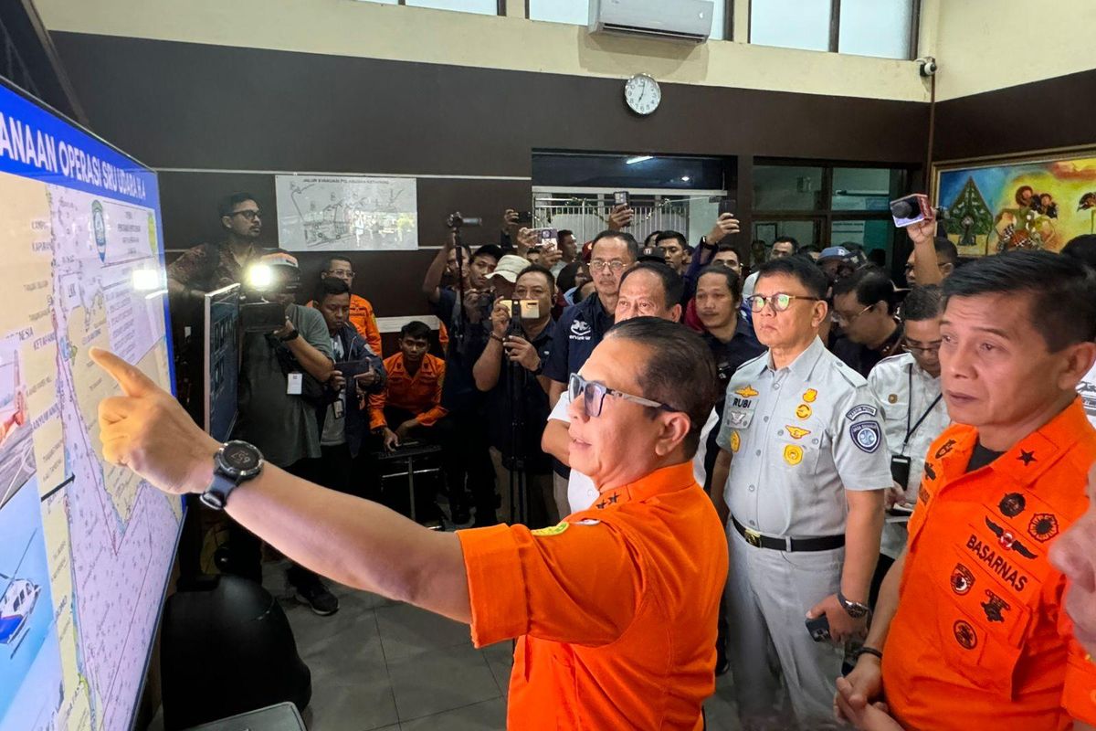 Pelaksana tugas (Plt.) Direktur Utama Jasa Raharja, Rubi Handojo sedang menunjukkan lokasi kecelakaan KMP Tunu Pratama Jaya yang  tenggelam di Selat Bali pada Rabu (2/7/2025). 