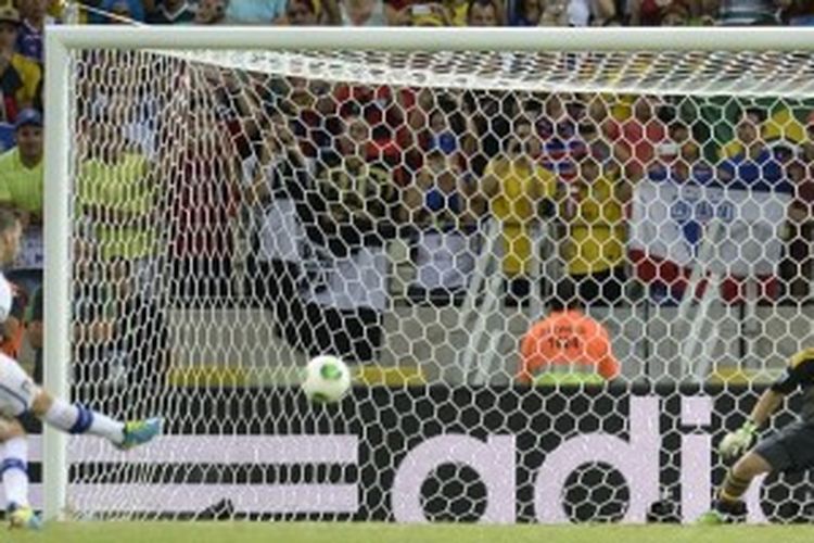 Defender tim nasional Italia, leonardo Bonucci (kiri), melakukan tendangan penalti yang gagal pada semifinal Piala Konfederasi 2013 lawan Spanyol, Kamis atau Jumat (28/6/2013). Karena kegagalan itu, Italia pun kalah 6-7.