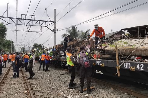 PT KAI Bongkar Lapak Pedagang di Dekat Rel KA di Kawasan Pasar Gaplok