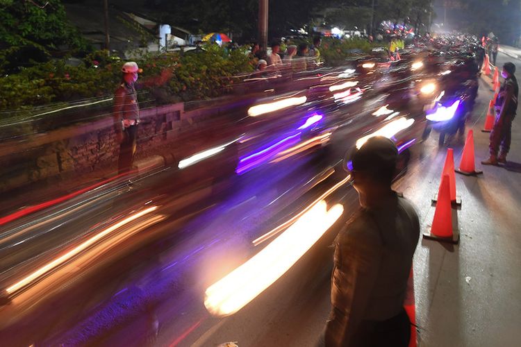 Petugas melakukan diskresi meloloskan sejumlah pemudik untuk mencegah kemacetan saat melintasi posko penyekatan mudik di Kedungwaringin, Kabupaten Bekasi, Jawa Barat, Senin (10/5/2021). Petugas gabungan memutar balikan ribuan pemudik yang melintasi pos penyekatan perbatasan Bekasi -Karawang, Jawa Barat. ANTARA FOTO/Wahyu Putro A/pras.