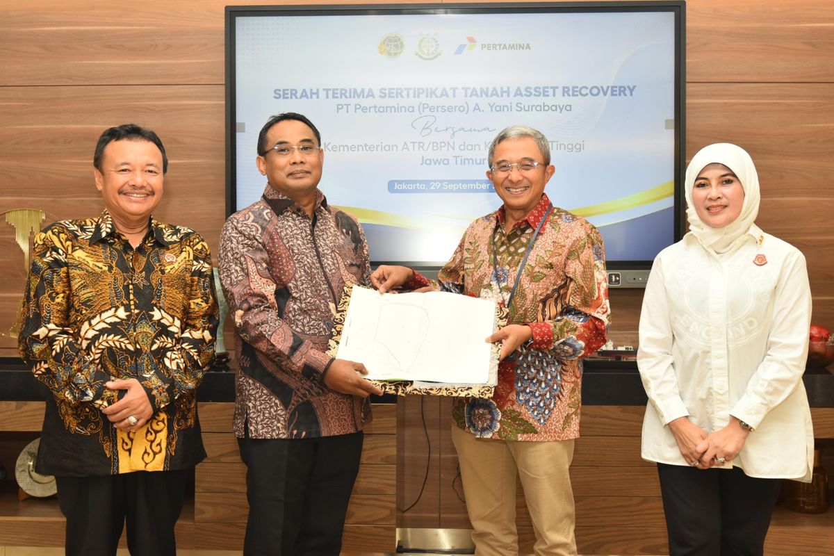 Direktur Penetapan Pengaturan Tanah Pemerintah Kementerian ATR/BPN Sri Pranoto memberikan sertifikat Tanah Asset PT Pertamina (Persero) kepada Direktur Penunjang Bisnis PT Pertamina (Persero) Erry Widiastono disaksikan Kepala Kejaksaan Tinggi Jawa Timur Mia Amiati dan juga Kepala Kantor Wilyah Badan Pertanahan Nasional Provinsi Jawa Timur Jonahar di Exlounge Grha Pertamina, Jakarta, Jumat (29/09/2023).