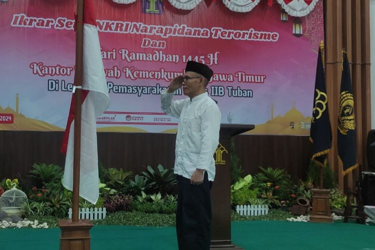 TS, Nepiter eks Jaringan Jamaah Islamiyah yang mendekam di Lapas II B Tuban, Jawa Timur, mengucapkan ikrar kembali ke pangkuan Negara Kesatuan Republik Indonesia (NKRI), Kamis (5/4/2024)
