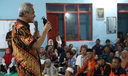 Ganjar Edukasi Warga Agar Hemat Gunakan Kemasan Plastik