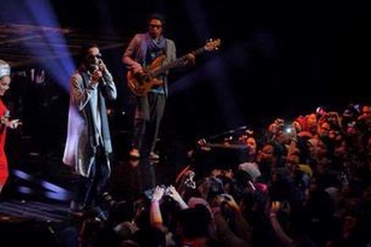 Band The Groove menjadi salah satu bintang tamu dalam Konser Cerita Cinta 25 Tahun Kahitna, di Jakarta Convention Centre, Kamis (15/9/2011). Dalam konser yang ditonton oleh kira-kira 4.000 penggemar Kahitna tersebut juga tampil
RAN dan Maliq & D'Essential.