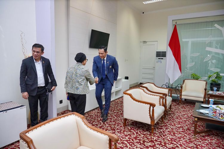 Menteri ATR/Kepala BPN Agus Harimurti Yudhoyono bersama Menteri Luar Negeri Retno Marsudi, tiba di Bandara Sulaiman Aji Muhammad Sulaiman (SAMS) Sepinggan, Balikpapan, Kamis (12/9/2024).