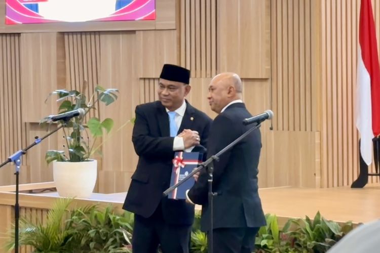 Serah Terima Jabatan dan Pisah Sambut Menteri Koperasi periode 2024-2029 berlangsung di Kementerian Koperasi pada hari Senin, 21 Oktober 2024. Budi Arie resmi menggantikan Teten Masduki sebagai Menteri Koperasi yang sebelumnya telah menjabat selama 5 tahun pada masa pemerintahan Presiden Jokowi.