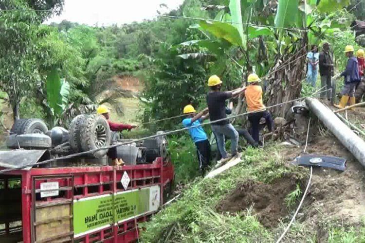 Tabrak Tiang Listrik Hingga Tumbang, Truk Pengangkut Elpiji 3 kg Terguling ke Jurang