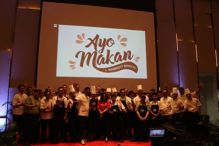 Para chef yang berkompetisi di program Ayo Makan by Marriott Bonvoy bersama dewan juri dan penyelenggara kompetisi