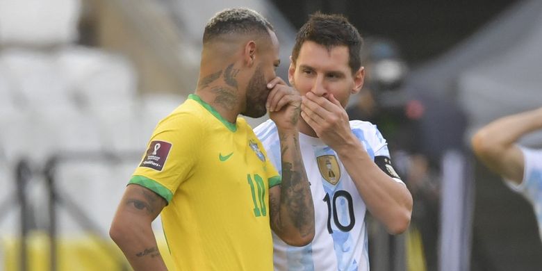 Pemain Brasil, Neymar, berbincang dengan bintang Argentina, Lionel Messi, dalam laga Kualifikasi Piala Dunia 2022 di Neo Quimica Arena yang tiba-tiba harus tertunda pada 5 September 2021.