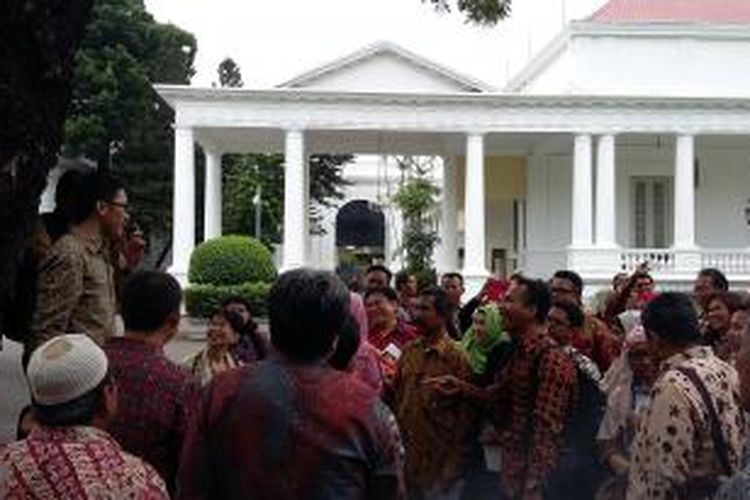 Para Kompasianer mendapat pengarahan sebelum memasuki Istana Negara, Sabtu (12/12/2015). 