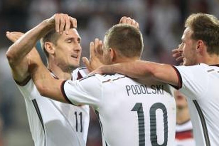 Penyerang tim nasional Jerman, Miroslav Klose, merayakan golnya seusai membobol gawang Armenia pada laga persahabatan, Jumat atau Sabtu (7/6/2014) dini hari WIB. 
