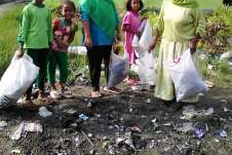 Sampah yang terkumpul dipilah dan ditimbang lalu dijual ke Bank Sampah Induk Sicanang