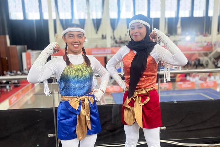 Fitria Juwita dan Ayu Shakira menyumbangkan  Medali Perak pada kategori Seni Muay Boran Putri.