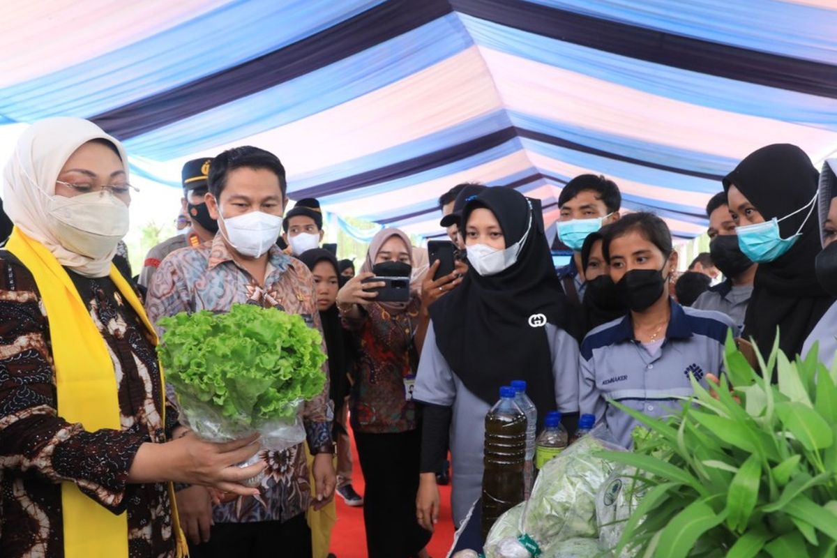 Menteri Ketenagakerjaan Ida Fauziyah berinteraksi dengan para peserta yang mengikuti pelatihan di Balai Latihan Kerja (BLK) Kalimantan Timur, Kamis (4/8/2022).