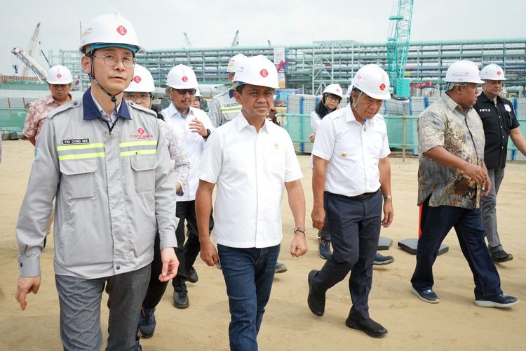 Menteri Investasi Bahlil Lahadalia memantau langsung perkembangan proyek PT Lotte Chemical Indonesia (LCI) yang berlokasi di Cilegon, Banten pada Minggu siang (12/3/2023). 