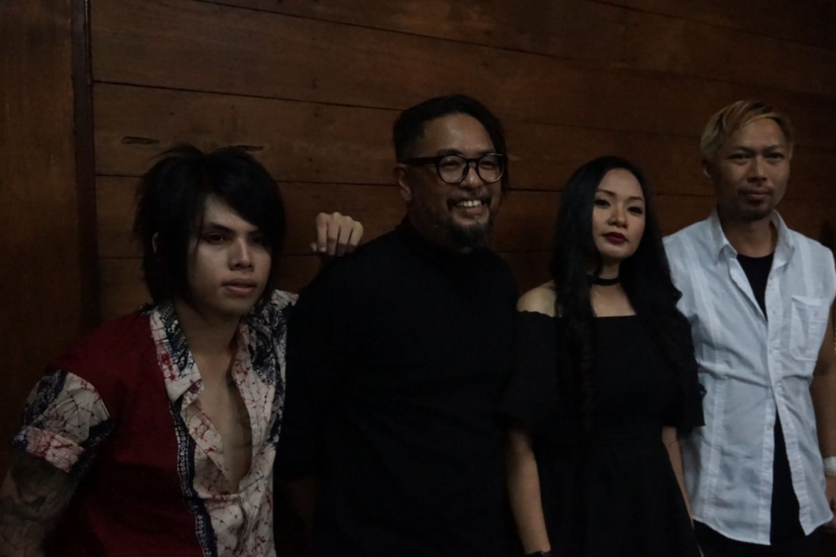 (dari kiri) Axel Andaviar, Ronny Febry Nugroho, Jackline Rossy, dan Edwin Marshal, para personel Cokelat, saat jumpa pers singel terbaru Peralihan Hati di Bentara Budaya Jakarta, Palmerah Selatan, Jakarta Pusat, Kamis (20/9/2018).