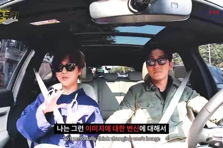 Member grup Super Junior, Yesung (kiri) dan Siwon saat berbincang bersama di dalam mobil.