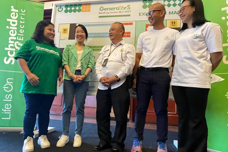(Dari kiri ke kanan) Aswita Wulandari Saragih, Corporate Citizenship Specialist Schneider Electric; Sondang Saktion, Human Resourcers Director Schneider Electric Indonesia & Timor Leste; Tantan Surya Santana, S. Sos, M. Si., Sekretaris Dinas Pendidikan Kota Bandung; Ahmad Zakky Habibie, Direktur Eksekutif ANCORA Foundation; dan Anggaris C. Priatna, CEO GenEd tengah berbincang-bincang di sela-sela pembukaan acara grand final kompetisi GENERATORS, yang sekaligus menjadi puncak acara penutupan program GENERATORS di Bandung.