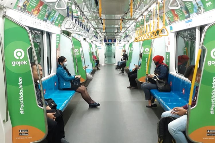 Penerapan social distancing di dalam kereta MRT Jakarta, Senin (23/3/2020)