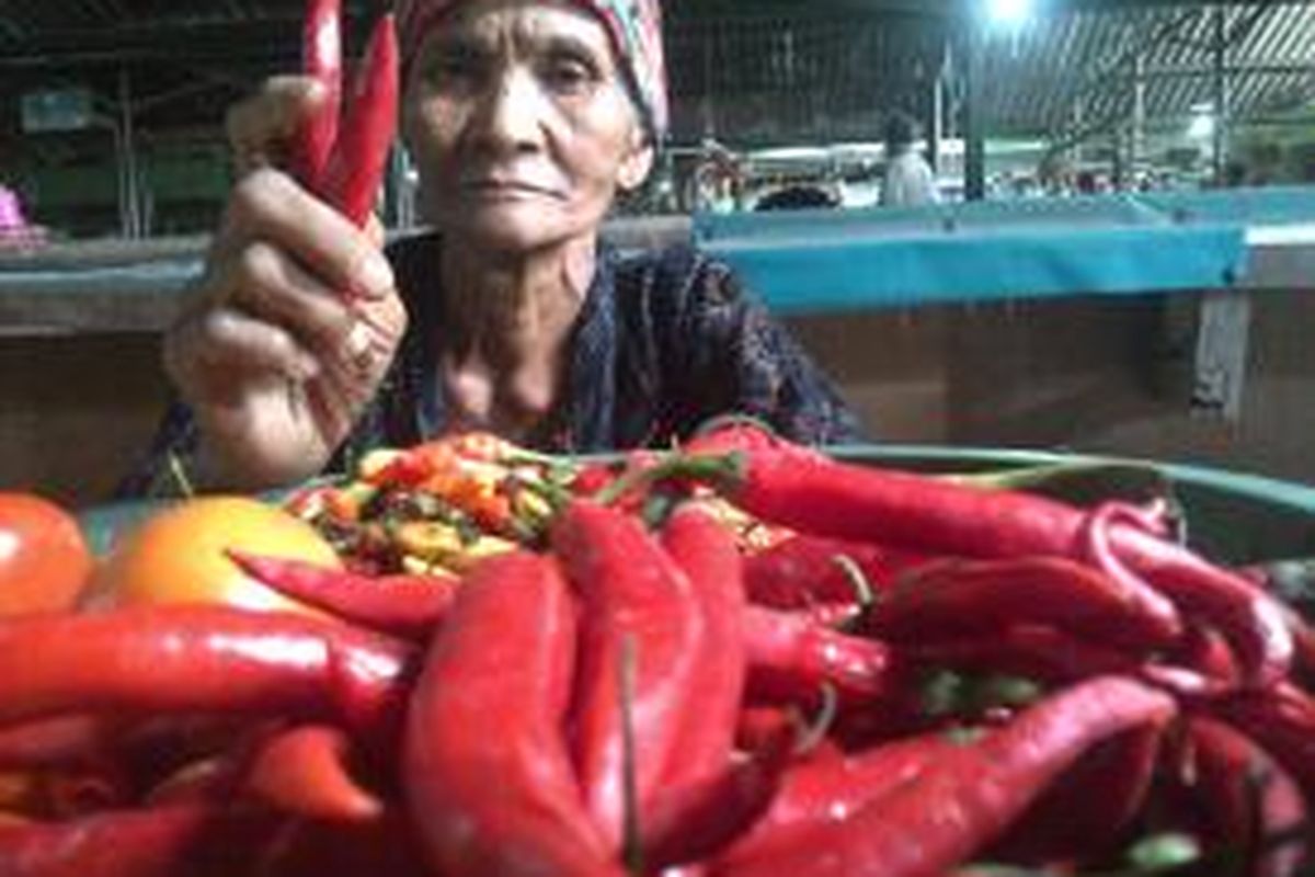 Samiati, seorang pedagang cabai merah di pasar tradisional Klojen, Kota Malang. Jelang natal, harga cabai Rp 1.500 per biji.Selasa (16/12/2014).