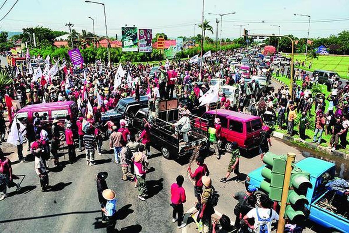 Ribuan petani tembakau berunjuk rasa dengan memblokade jalan pantai utara selama beberapa jam di Kabupaten Kendal, Jawa Tengah, Kamis (22/12). Aksi itu mereka lakukan sebagai penolakan terhadap rancangan peraturan pemerintah (RPP) antitembakau.