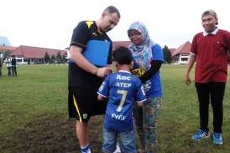 Pelatih Persib Bandung Dejan Antonic saat melayani permintaan tanda tangan suporter cilik Persib di Lapangan Sesko AD, Jalan Gatot Subroto, Senin (7/3/2016)