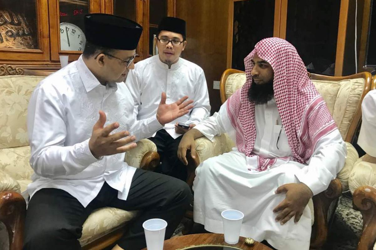 Gubernur terpilih DKI Jakarta Anies Baswedan saat bertemu dengan Imam Besar Masjid Nabawi, Syekh Sholah al Budair, di kantor Masjid Nabawi, Madinah, Selasa (6/6/2017).