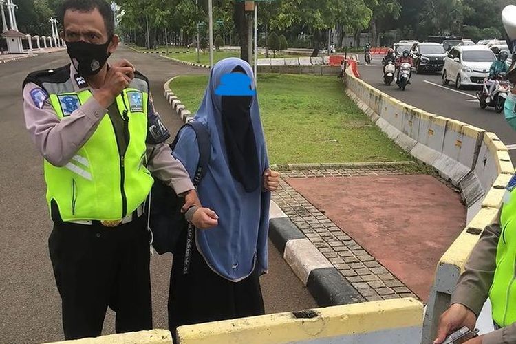 Seorang perempuan ditangkap karena todongkan pistol ke Paspampres dan coba terobos Istana, Selasa (25/10/2022).