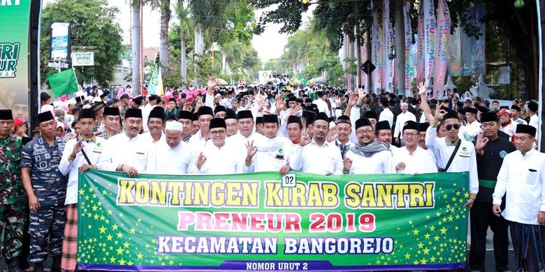 Sepuluh ribu santri Banyuwangi mengikuti kirab dalam rangka Hari Santri Nasional (HSN) 2019 dengan rute Pemda Banyuwangi hingga Taman Blambangan, Banyuwangi, Jawa Timur, Selasa  (22/10/2019).