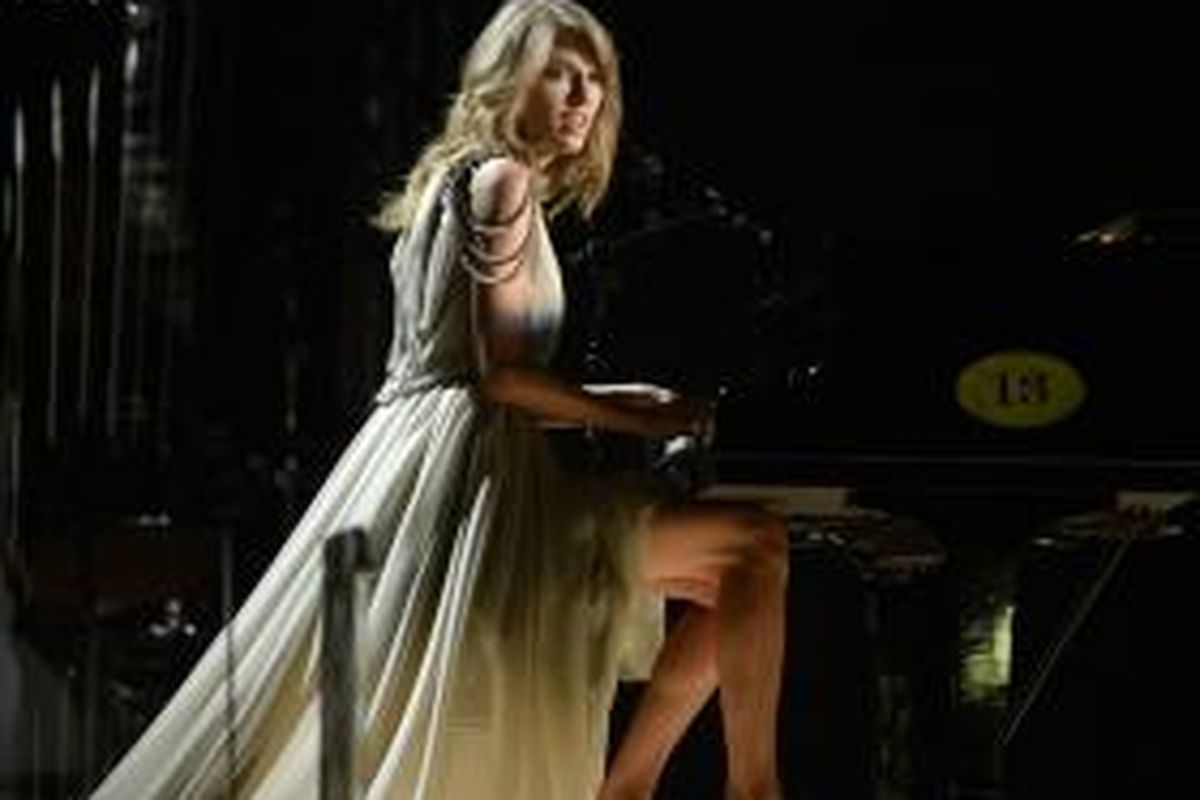 Penyanyi, pencipta lagu, dan pemain musik Taylor Swift tampil di panggung pergelaran Grammy Awards 2014 di Staples Center, Los Angeles, California, AS, 26 Januari 2014 waktu setempat.