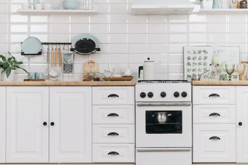5 Cara Bersihkan Lemari Dapur Agar Tetap Kinclong