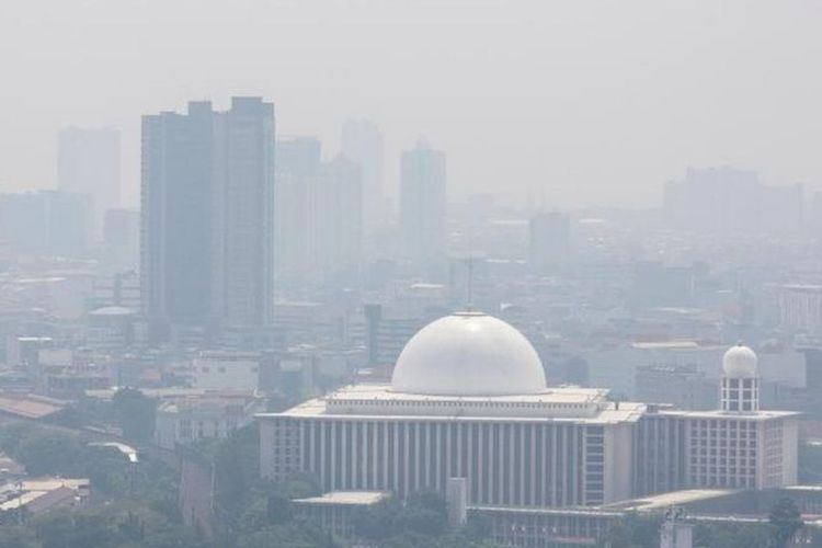 Masjid Istiqlal tertutup kabut asap polusi Jakarta.