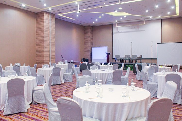 Milkyway Ballroom dapat menampung hingga 368 orang. 