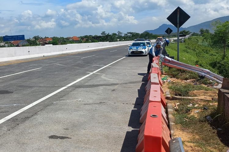 TKP peristiwa tabrakan antara truk tronton dan bus di ruas tol Malang-Pandaan KM 77. Sebanyak 52 orang menjadi korban kecelakaan bus di Tol Malang.