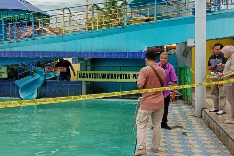 Polisi melakukan olat TKP kolam renang Taman Pendidikan Purbasari Pancuran Mas Purbalingga, Jawa Tengah yang memakan korban bocah 5 tahun tewas tenggelam, Minggu (18/12/2022).