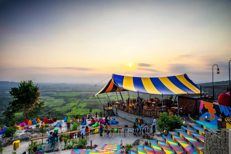 Obelix Hills pada waktu senja dipenuhi oleh pengunjung.