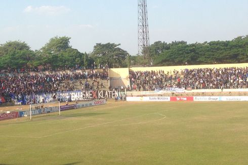 Sesama Suporter PSIS Semarang Terlibat Saling Lempar Batu