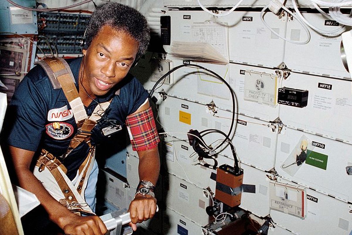 Guion S Bluford di STS-8 pada tahun 1983